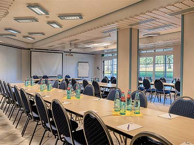 Tagungsraum mit aktueller Seminartechnik