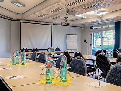 Tagungsraum mit aktueller Seminartechnik